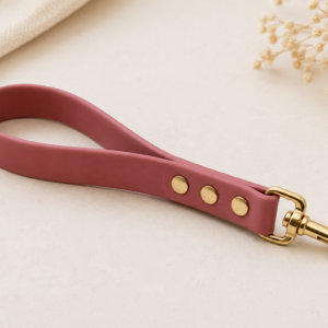 Poignée courte en Biothane® pour chien avec mousqueton, personnalisable en plusieurs couleurs et fabriquée artisanalement.